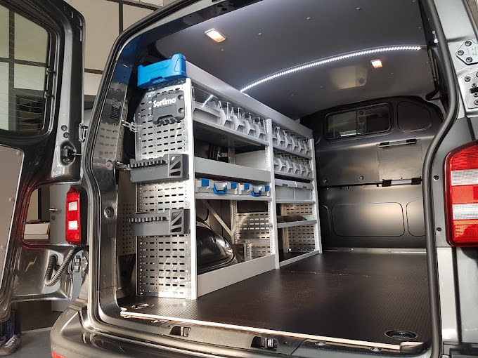 Véhicule utilitaire systèmes de rangement modulaires en aluminium ou acier, adaptés à votre activité.